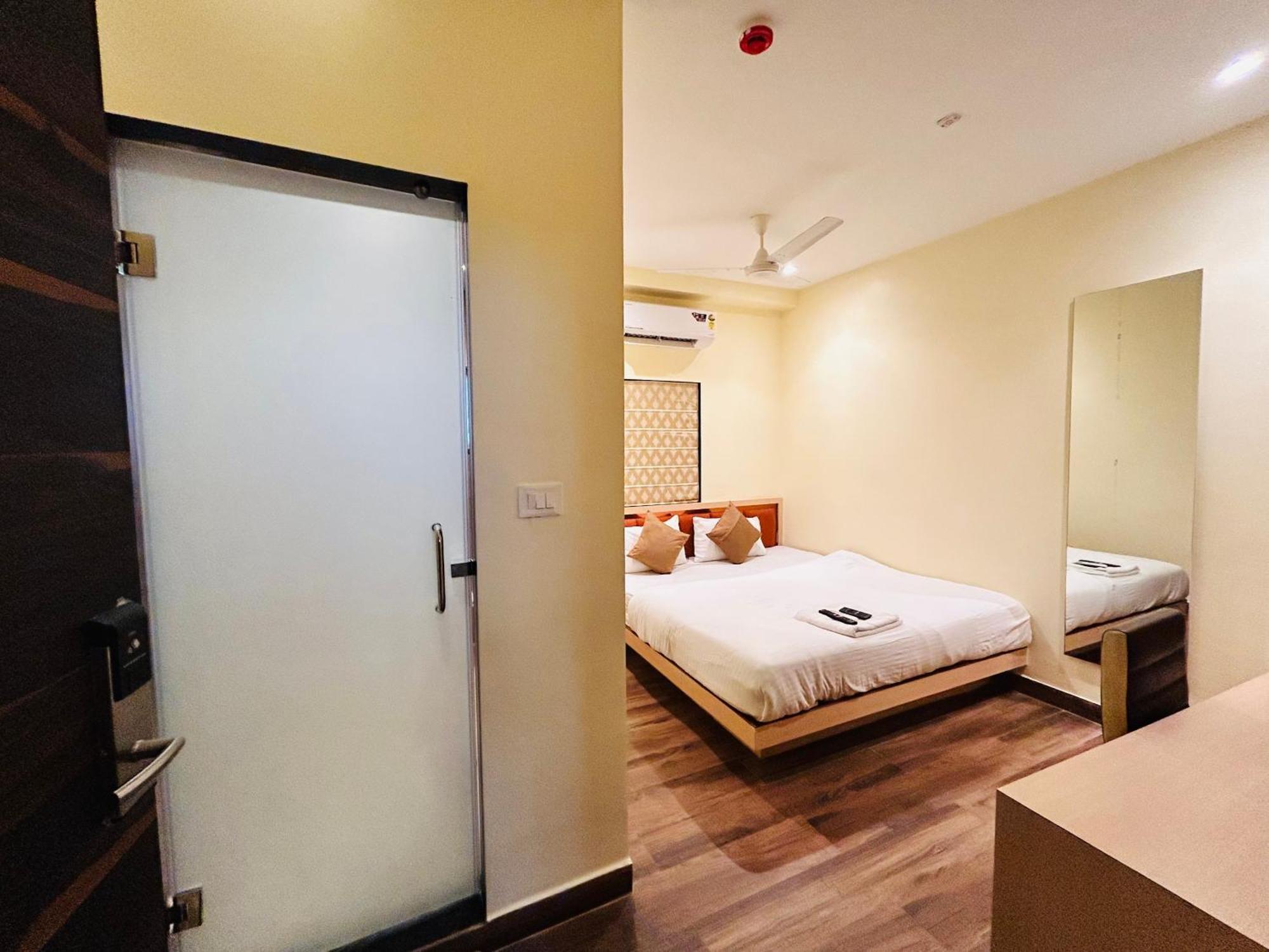 Golden Square - Kolkata Airport Hotel Kültér fotó